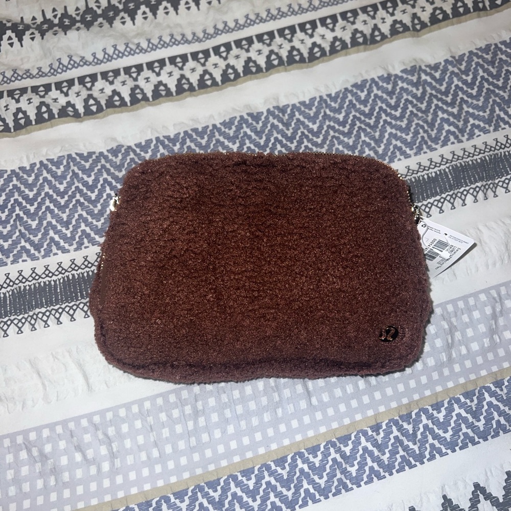 NWT brown fleece 2L everywhere belt bag